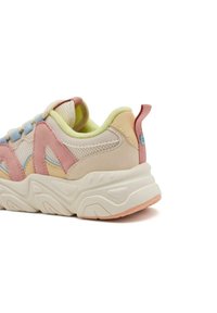 Baskets multicolores en mesh et suède. Le design comprend des accents rose pastel, bleu et jaune, avec une semelle texturée.