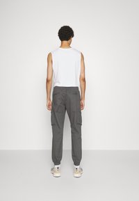 Jack & Jones JPSTKANE JJNOAH CUFFED - Cargo trousers - asphalt