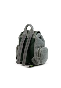 Mochila con un exterior gris difuso, cuerpo de malla verde, correas ajustables grises y dos bolsillos laterales con cremallera.