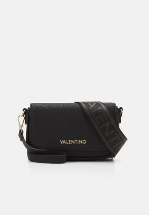 Borsa nera con texture e logo in oro a rilievo. Include una tracolla removibile con un accento a fantasia. Design compatto con chiusura a zip.