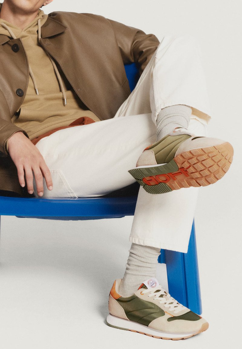 Sneakers classici con un design verde, sabbia e arancione. Realizzati in suede e mesh, presentano una suola testurizzata e colori a contrasto.
