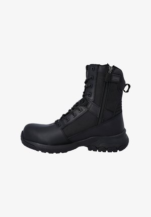 Zwarte tactische laarzen met een hoge enkel, gemaakt van leer en mesh. Beschikt over een vetersluiting aan de voorkant, een ritssluiting aan de zijkant, een rubberen zool en een lus om aan te trekken.