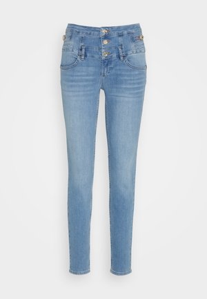 Lyseblå jeans med høy midje, fem lommer og lukking med tre knapper foran. Slim fit med lett falming og standard sømmer.
