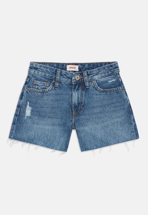 Shorts en denim bleu avec ourlets effilochés, poches avant, passants de ceinture et fermeture par bouton, étiquette "ONLY" sur la ceinture intérieure.