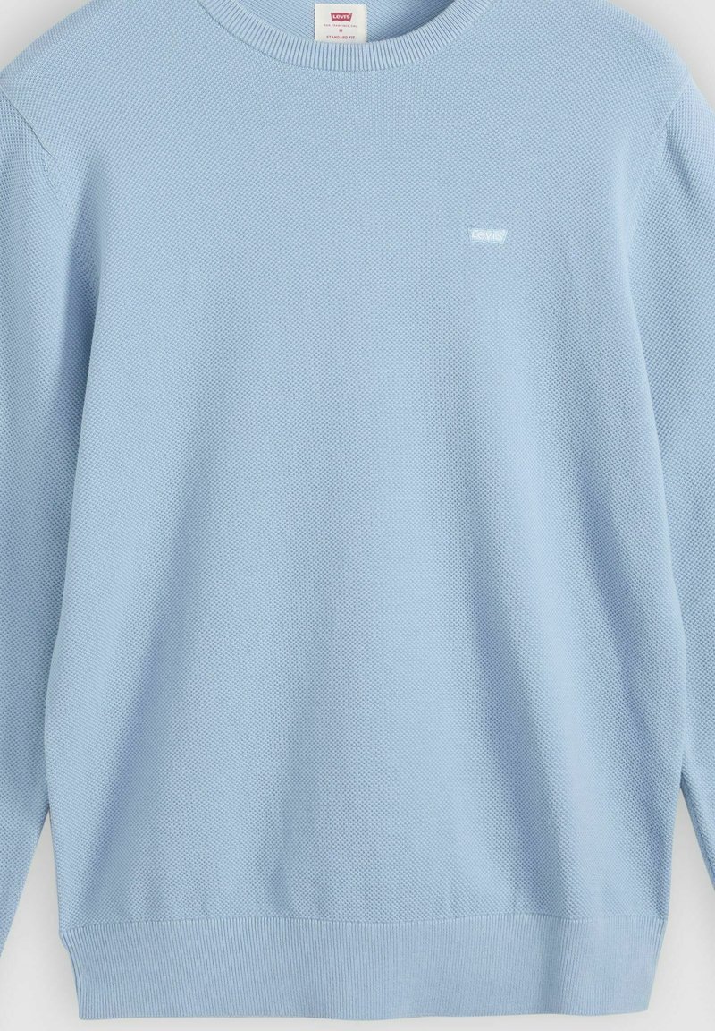 Suéter texturizado de manga larga azul claro con cuello redondo y pequeño logo blanco de Levi's en el pecho izquierdo, ajuste estándar, talla mediana.
