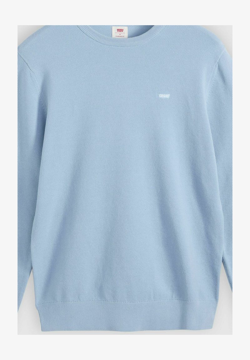 Suéter texturizado de manga larga azul claro con cuello redondo y pequeño logo blanco de Levi's en el pecho izquierdo, ajuste estándar, talla mediana.