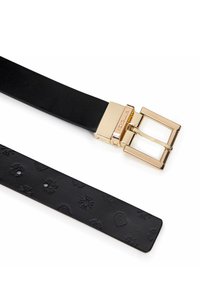 Zwarte leren riem met een gouden rechthoekige gesp en een reliëfpatroon op de band. Verstelbaar met meerdere gaatjes.