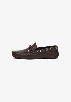 Mocassin pour homme en cuir marron foncé avec couture mocassin, détail lacet sur le dessus, œillets métalliques sur les côtés et semelle en caoutchouc antidérapante.