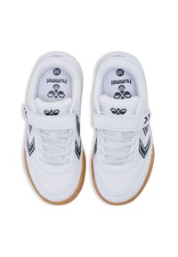 Baskets blanches de sport avec une tige en mesh, accents noirs et semelle en caoutchouc gum. Elles sont dotées d'une sangle en velcro et de lacets traditionnels pour un ajustement sûr.
