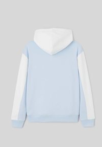 Haut à capuche bleu clair avec une capuche et des panneaux latéraux blancs. Il présente une texture douce et une coupe décontractée. Pas de logos ou de motifs visibles.