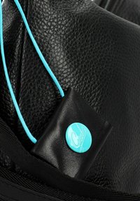 Borsa in pelle nera testurizzata con cordino accessorio turchese e un logo circolare abbinato. Concentrati sul design elegante e sui materiali di alta qualità.