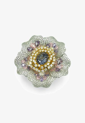 Broche en forme de fleur avec une grande pierre centrale bleu foncé, entourée d'or et de cristaux transparents, agrémentée de pierres en forme de goutte roses et violettes.
