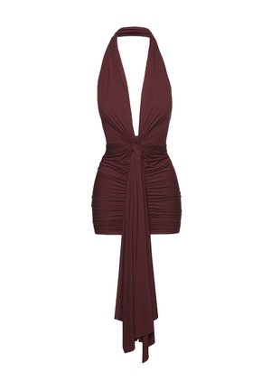 Burgundská halter šaty s hlubokým výstřihem do V, zkroucením na těle, řasením na sukni a dlouhým splývavým vázáním v pase. Měkká, elastická látka.
