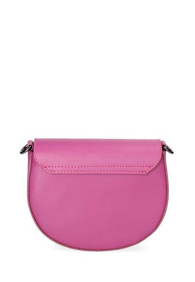 Borsa in pelle rosa con forma arrotondata, chiusura a pattina e dettagli di cucitura. Presenta due anelli metallici per un manico staccabile.