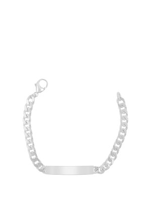 Bracelet chaîne en argent avec une plaque d'identité rectangulaire vierge et une fermeture à mousqueton sur fond blanc.