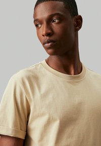 Calvin Klein Jeans BADGE TURN UP SLEEVE - Camiseta básica - pale khaki