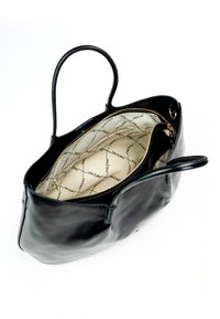 Borsa a spalla in pelle nera con texture liscia, due manici e scomparto con zip; interno foderato in tessuto beige con motivo a marchio.