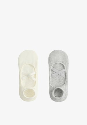 Paar No-Show-Socken in Weiß und Grau, jeweils mit gekreuzten elastischen Bändern oben für einen sicheren Sitz.
