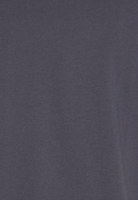 Tissu en coton bleu marine avec une texture lisse, présentant une surface uniforme sans motifs ni accents visibles.