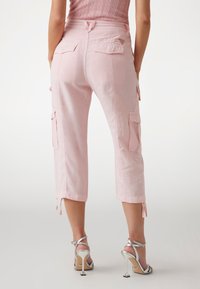 Guess Šortky - rosa cipria