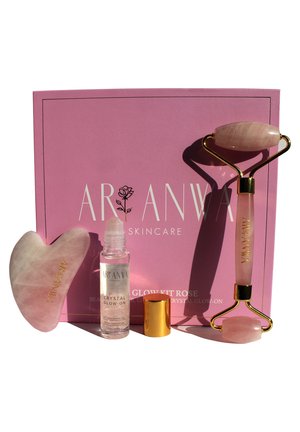 ARI ANWA Skincare GUA SHA, ROSENQUARZ ROLLER & ROLL ON SET - THE GLOW KIT ROSE - Gesichtspflege Zubehör
