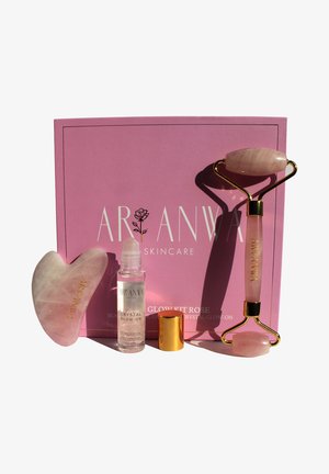 GUA SHA, ROSENQUARZ ROLLER & ROLL ON SET - THE GLOW KIT ROSE - Accessoires soin du corps - -