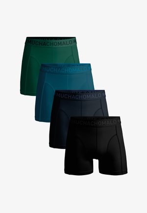 Četiri para bokserica u različitim bojama: tamno zelena, tirkizna, tamnoplava i crna. Svake imaju kontrastni crni pojas s natpisom "MUCHACHO MALO".
