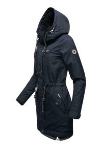 Jachetă parka de culoare bleumarin, cu glugă căptușită cu blană, talie reglabilă cu șnur, buzunare frontale și închidere cu butoane. Dispune de o căptușeală interioară texturată.