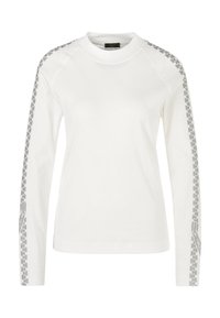 Hvid langærmet T-shirt lavet af bomuld, med grå mønstrede detaljer langs ærmerne og en rund halsudskæring.