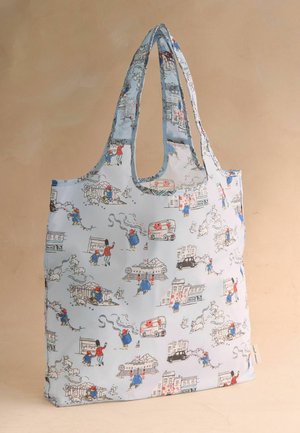 Torba na zakupy wielokrotnego użytku z jasnoniebieskim tłem, przedstawiająca fantazyjne ilustracje ludzi, psów, pojazdów i budynków w kolorach czerwonym, niebieskim i czarnym.