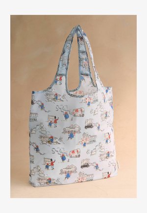 Torba na zakupy wielokrotnego użytku z jasnoniebieskim tłem, przedstawiająca fantazyjne ilustracje ludzi, psów, pojazdów i budynków w kolorach czerwonym, niebieskim i czarnym.