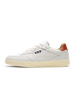 Hvid lavtop sneaker med beige sål, snørebånd foran, brun hældetalje og lille stribet stofdetalje på siden.