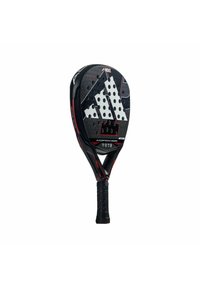 Zwarte en rode padelracket met een gestructureerd oppervlak, grote gaten voor grip en een verstevigd handvat. Heeft een prominente witte logo en accenten.