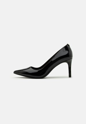 Sorte lakk lær høyhælte pumps med spiss tå og slank silhuett, som har en glatt tekstur og minimalistisk design.