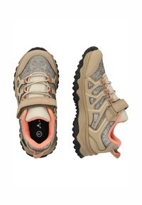 Beiget lasten vaelluskengät, joissa harmaat yksityiskohdat, kirkkaan oranssit tehosteet, synteettinen päällinen, kuvioitu kangas ja mustat kumipohjat. Tarrakiinnitys.