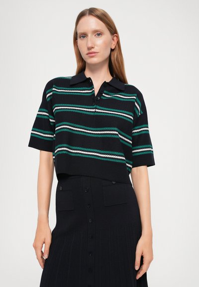 Korte mouwen polo in marineblauw met groene en witte horizontale strepen. Geribbelde textuur, knoopsluiting en cropped design.
