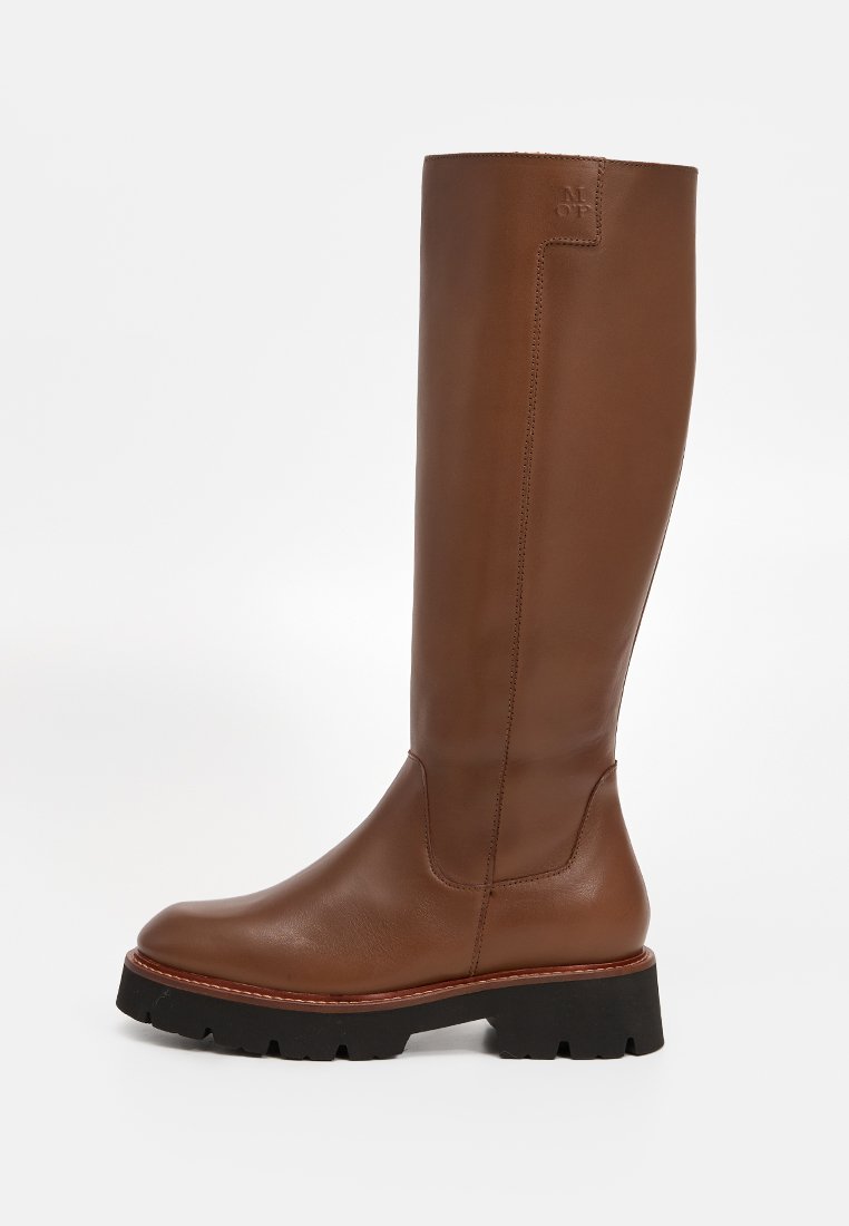 Braune Lederstiefel bis zum Knie mit glatter Oberfläche, runder Zehenform, robuster schwarzer Gummisohle und kontrastierenden roten Nähdetails.
