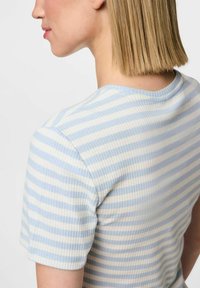 Ljusblå och vit randig ribbad topp med korta ärmar och rund halsringning, med en figurnära design och slätt material.
