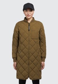 Manteau long matelassé vert olive avec un col haut, fermeture éclair à l'avant et poche sur la poitrine. Dispose de poignets élastiques et d'une casquette noire contrastante.