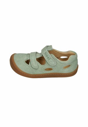 Hellgrüner Veloursleder-Kinderschuh mit zwei Klettverschlüssen, ausgeschnittener Belüftung und brauner Gummisohle.