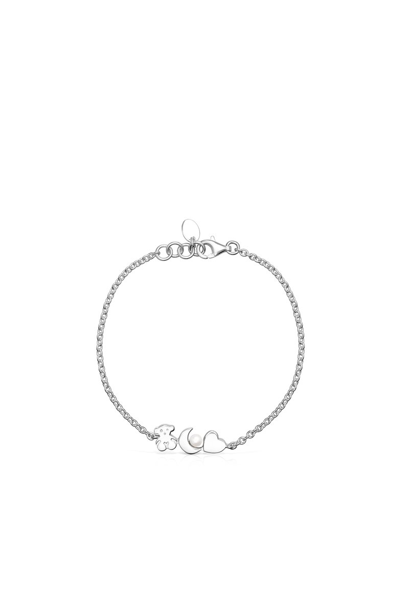 Pulsera de plata con una delicada cadena adornada con un charm de osito de peluche, una luna creciente, una perla y un corazón. Textura suave y pulida.