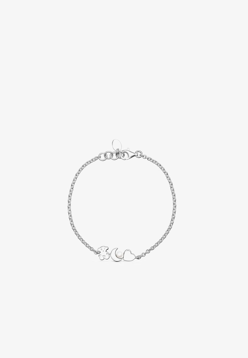 Pulsera de plata con una delicada cadena adornada con un charm de osito de peluche, una luna creciente, una perla y un corazón. Textura suave y pulida.