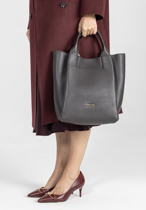 Szara, teksturowana torba tote ze skórzanego materiału z podwójnymi uchwytami, zestawiona z ciemnoczerwonymi szpilkami o spiczastym nosku z złotymi akcentami.