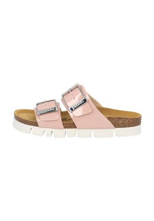 Sandali in vernice rosa con due fibbie argentate regolabili, plantare in sughero e suola bianca a piattaforma con un motivo di grip testurizzato.
