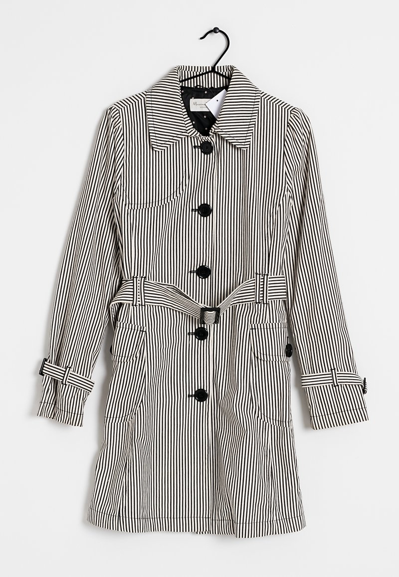 Trench-coat à rayures noires et blanches avec col, six boutons noirs, deux poches avant et taille ceinturée. Tissu texturé avec des accents contrastants.