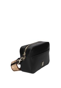 Borsa nera in pelle con forma rettangolare, cerniera dorata e tracolla decorativa in sughero. Presenta un design minimalista e dettagli in rilievo.