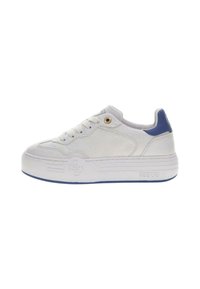 Sneakers bianchi con una finitura in pelle liscia, dettagli azzurri chiari sul tallone, punta rotonda e una suola platform testurizzata. Dettagli in hardware dorato.
