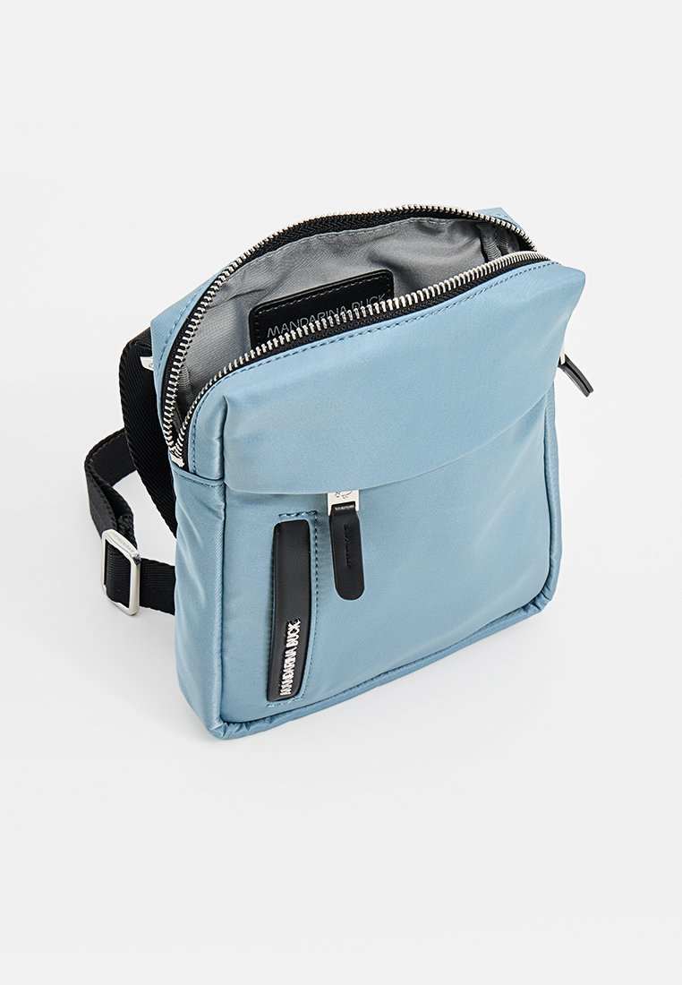 Blaue Nylon-Tasche mit glänzender Oberfläche, ausgestattet mit einem Hauptfach mit Reißverschluss, einem verstellbaren Tragegurt und schwarzen Reißverschlussakzenten.