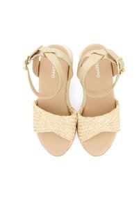 Sandali intrecciati beige con una fascia testurizzata, soletta liscia e fibbia alla caviglia regolabile. Suola a piattaforma per maggiore altezza e stabilità.