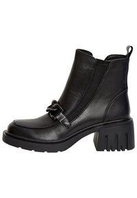Schwarzer Knöchelstiefel aus glattem Leder mit elastischen Seitenpanels, einer dekorativen Metallschnalle und einem robusten Gummihacken.